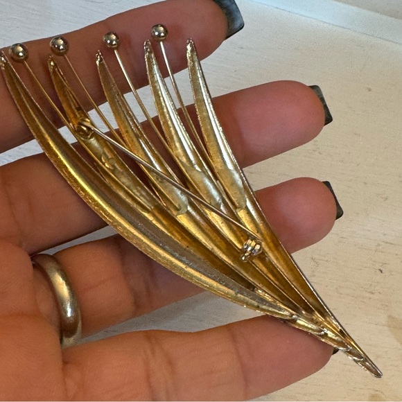 Vintage Brushed Gold Tone Fanned Leaf Brooch & Clip On Earrings Costume Set - Picture 6 of 14